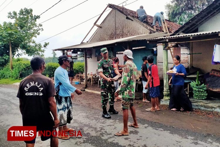 Cerita Babinsa Banyuwangi Jadi Sahabat Masyarakat dengan Solusi Positif