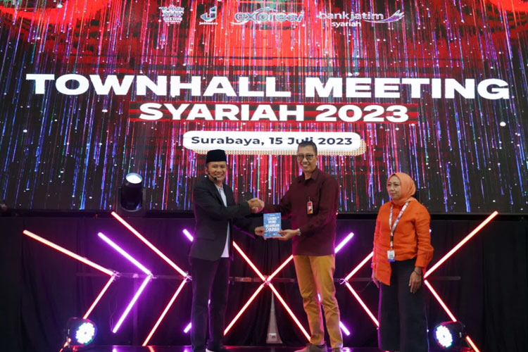 Direktur Utama Bank Jatim Busrul Iman membuka Town Hall Meeting Syariah 2023 di Kantor Pusat Bank Jatim, Sabtu (15/7/2023).(Foto: Dok.Humas Bank Jatim)