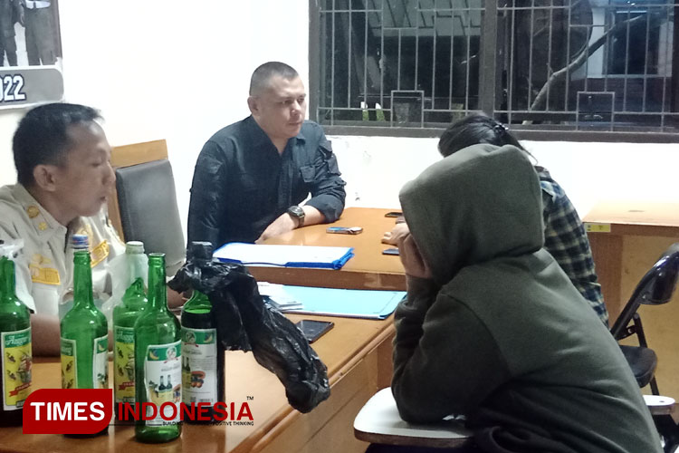 Dua anggota Satpol PP Kota Tasikmalaya tengah melakukan pemeriksaan kepada sejumlah remaja yang terjaring Operasi Pekat di Kantor Satpol PP Kota Tasiknalaya, Jawa Barat. Sabtu (15/7/2023) malam (FOTO: Harniwan Obech/TIMES Indonesia)