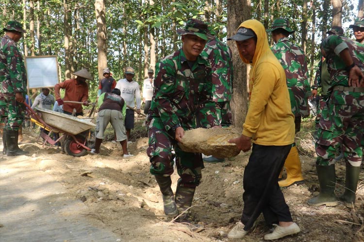 Babinsa dan Warga di Lamongan Bahu&#45;Membahu Tuntaskan Karya Bhakti TNI