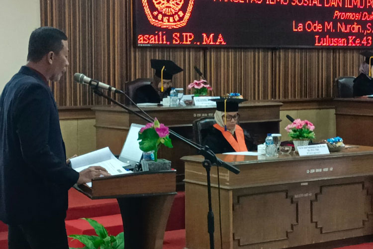 La Ode Nurdin saat menjalani sidang terbuka promosi doktor di Universitas Jember. (Foto: Dok.Pribadi)