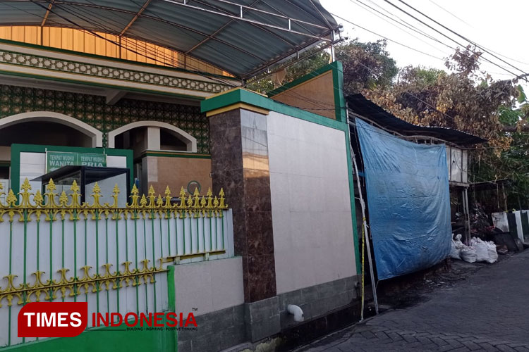 Lokasi Masjid Baitul Akhiro berdampingan dengan rumah kios yang terbakar, Sabtu (15/7/2023). (Foto : Lely Yuana/TIMES Indonesia)