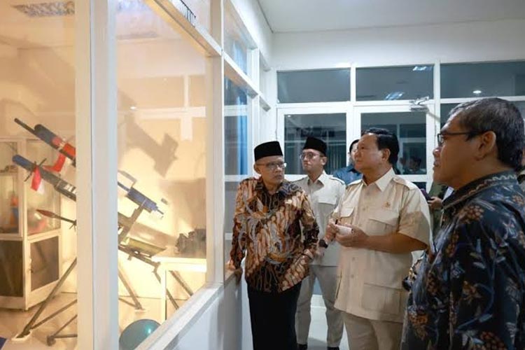 Ketum PP Muhammadiyah bersama Menhan melihat rudal di laboratorium UAD. (Foto: Kemenhan RI)