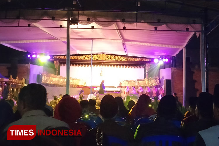 Pertunjukan wayang kulit di Desa Pesanggrahan Kota Batu (15/7/2023) sepi pengunjung muda. (Foto: Nadiya Alfi/Times Indonesia)