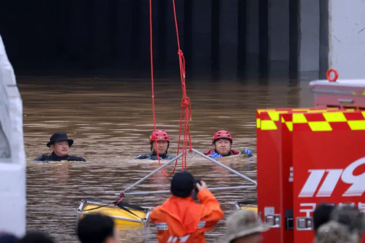 Petugas penyelamat mengambil bagian dalam operasi pencarian dan penyelamatan di dekat jalan bawah tanah yang terendam oleh sungai yang banjir di Cheongju, Korea Selatan, 16 Juli 2023.(FOTO: Al Jazeera/Reuters)