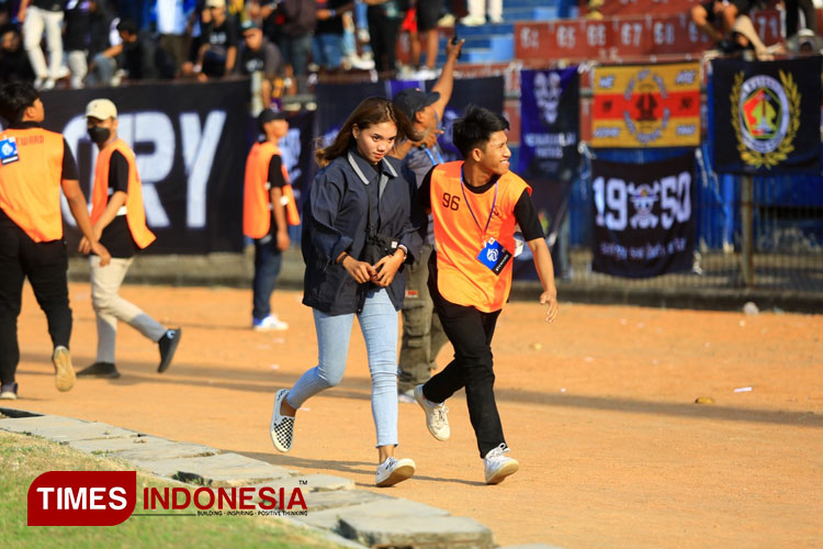 Aremania saat diamankan match steward Persik Kediri. (Foto: Tria Adha/TIMES Indonesia)