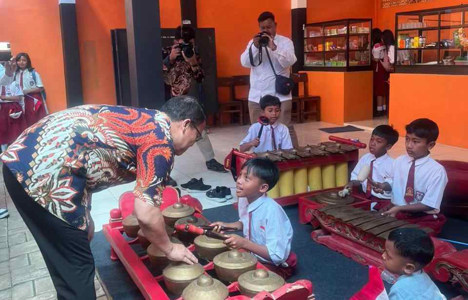 Wakil Ketua MPR RI Ahmad Basarah menyapa Doni, siswa kelas VI SDN Giripurno usai memainkan gamelan. (Foto: Sudarmadji/TIMES Indonesia)