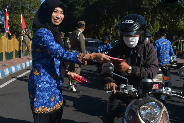 Menjelang HUT ke&#45;78 RI, Pemkab Bondowoso Bagikan 3000 Bendera Merah Putih