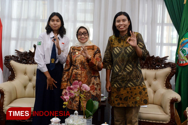 Queen Azalia Rahmawati (16) saat beraudiensi dengan Bupati Jombang Mundjidah Wahab atas keberhasilan wakil Indonesia dalam Asian Girls in Action Project 2023, Senin (17/7/2023). (FOTO: Bambang Cahyono/TIMES Indonesia).
