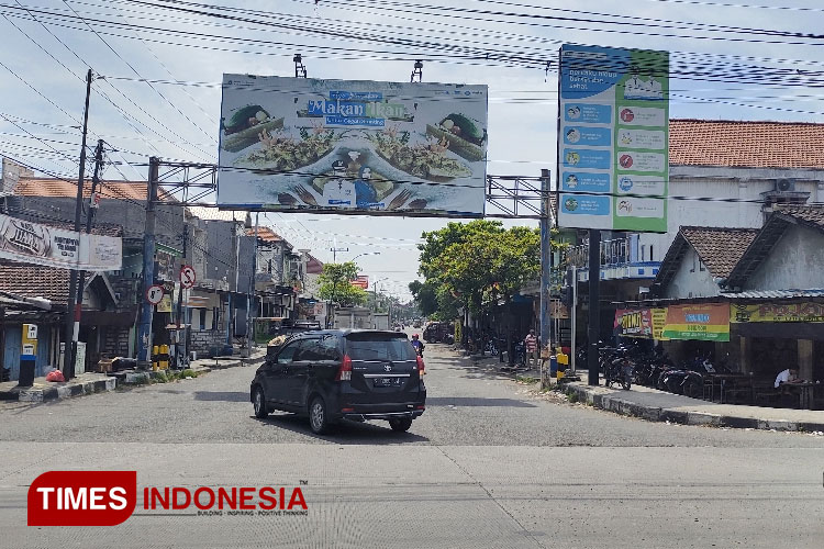 Ruas Jalan Sukodadi  - Banjarwati, Paciran, Lamongan telah beralih status menjadi Jalam Provinsi, Senin (17/7/2023), (Foto : Moch. Nuril Huda/TIMES Indonesia)