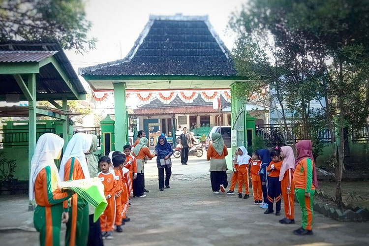 Siswa di Pacitan Sambut Hari Pertama Masuk Sekolah dengan Sukacita