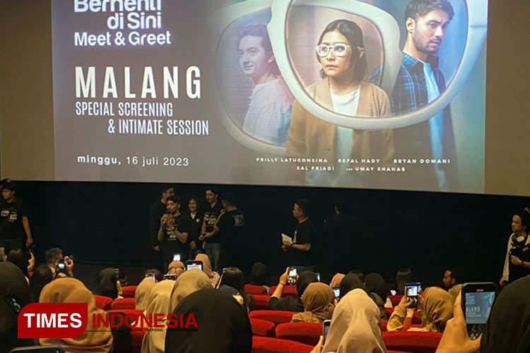 Pemain dan Sutradara Ketika Berhenti di Sini Sapa Penonton di Malang