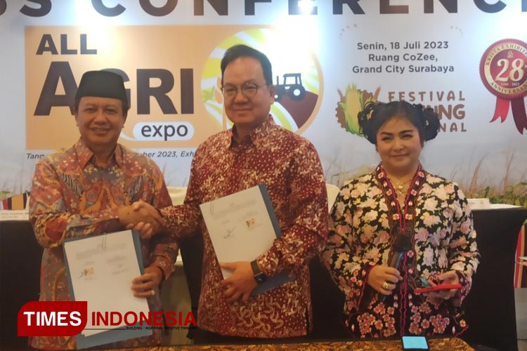 (kiri-kanan) Ketua Masyarakat Agribisnis Jagung Eman Suryaman bersama CEO Krista Exhibitions saat penandatanganan kerja sama di Surabaya, Selasa (18/7/2023).(Foto : Lely Yuana/TIMES Indonesia)