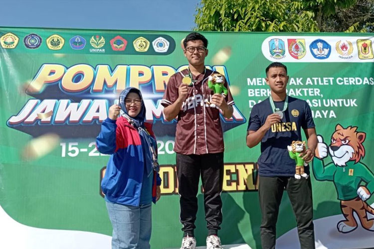 Ananda Caraka Ishvara meraih medali emas cabor renang nomor 400 meter gaya bebas di POMPROV JATIM II 2023. (FOTO: AJP TIMES Indonesia)