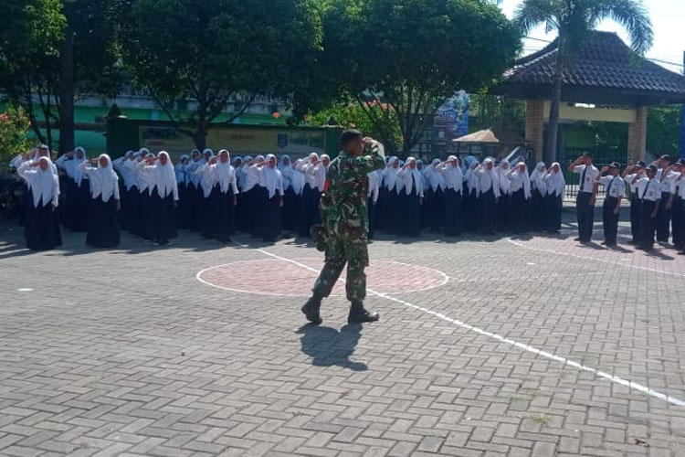 Babinsa Gresik ke Sekolah, Latih Kedisiplinan Siswa Melalui PBB