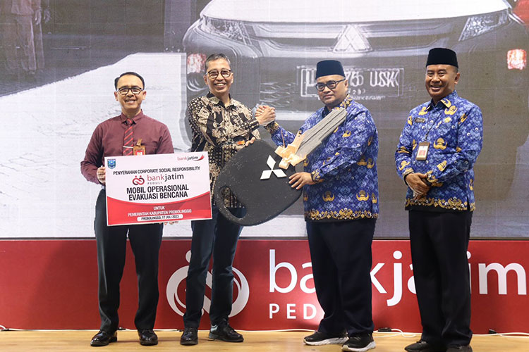 Bank Jatim Serahkan CSR dan Luncurkan Elektronifikasi Keuangan Daerah