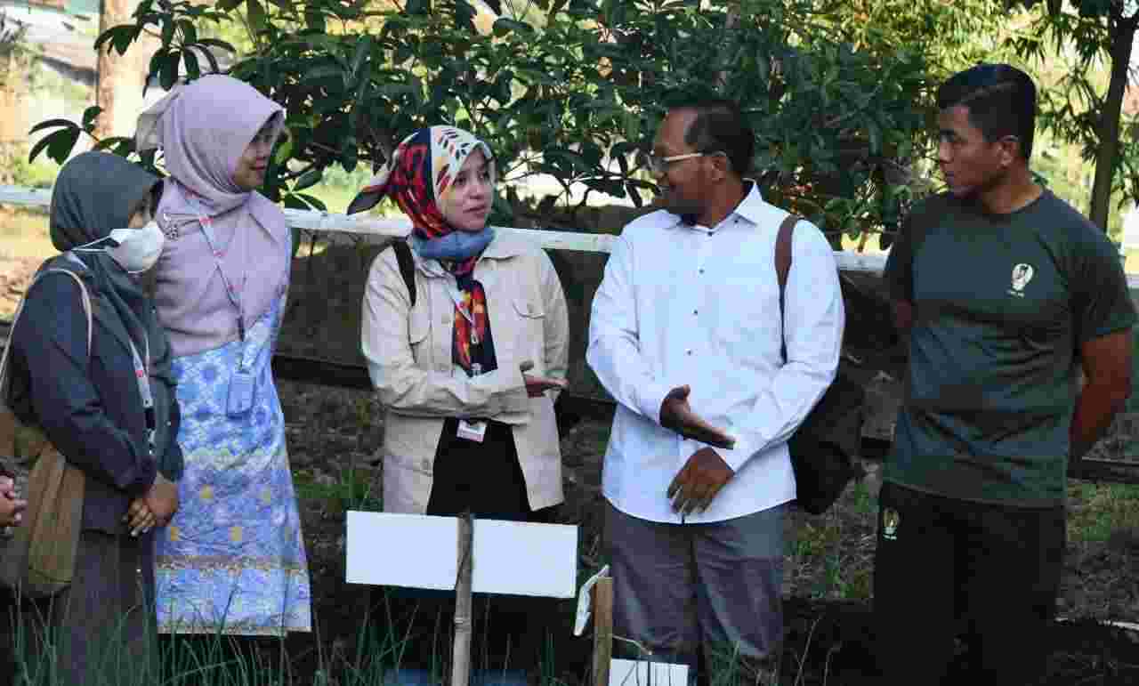 Danrem 083/Bdj (kanan) bersama perwakilan PT Indolakto dan BRIN di Bandulan, Kota Malang. (Foto: Penrem for TIMES Indonesia)