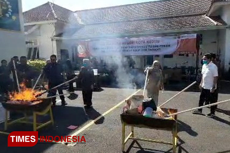 pemusnahan barang bukti di halaman Kejari Kota Kediri (foto : yobby/TIMES Indonesia)