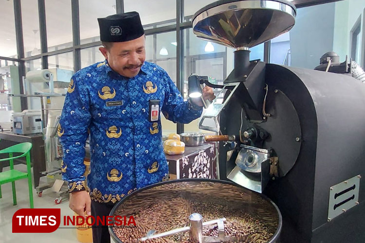 Tampak Kepala Dikuperin Prayitno saat memantau biji kopi yang diroasting (Foto: Rojihan/TIMES Indonesia)