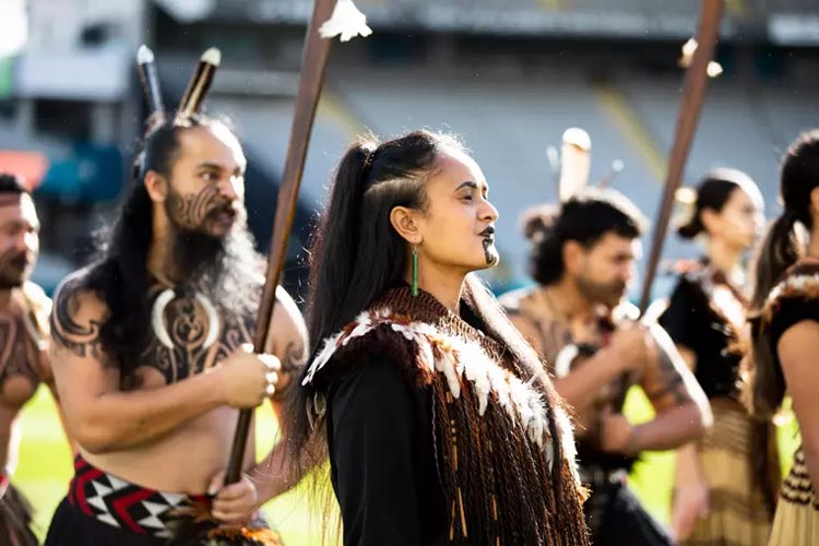 Penyambutan tradisional di Selandia Baru, Maori yakni Ngati Whatua Orakei, dengan upacara karanga dan powhiri yang menunjukkan persatuan dan inklusivitas yang kuat.(FOTO : FIFA)