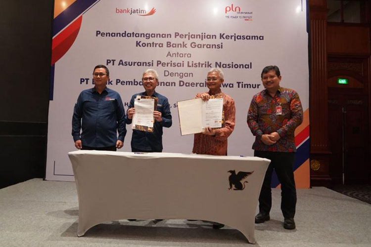 Presiden Direktur PT Asuransi Perisai Listrik Nasional Moch. Hirmas Fuady dan Direktur IT & Digital Bank Jatim Zulhelfi Abidin saat penandatanganan kerja sama di JW Marriott Surabaya, Senin (17/7/2023).(Dok.Humas Bank Jatim)