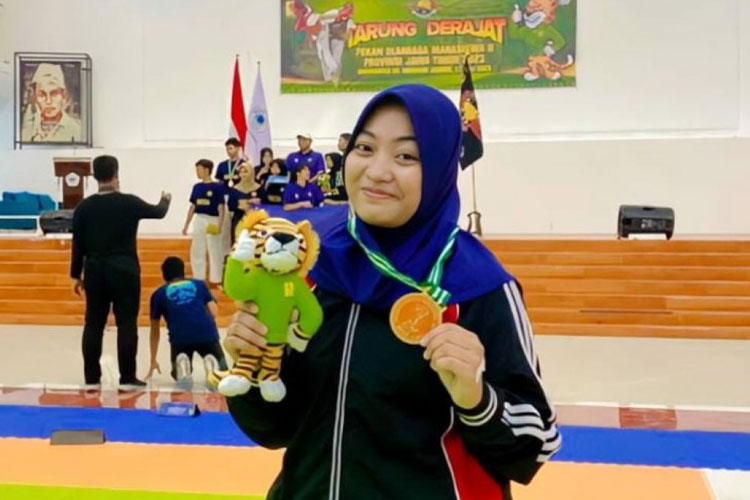 Sha Rotulfatima Atlet Tarung Derajat UWG Malang Bermental Juara pada Ajang POMPROV II Jatim 2023