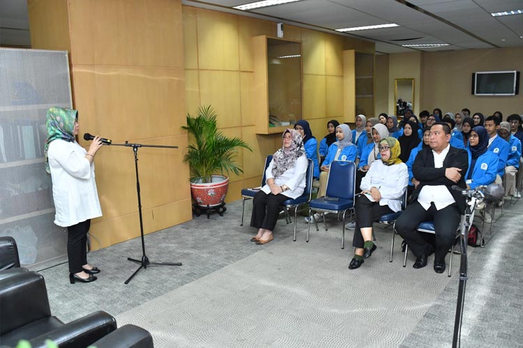 Plt. Bidang Administrasi yang juga menjabat sebagai Kepala Biro Humas Setjen MPR, Siti Fauziah saat menerima kunjungan mahasiswa UIN Syarief Hidayatullah Jakarta. (Foto: MPR RI)