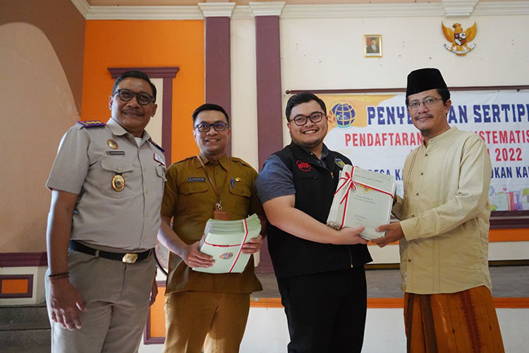 Bupati Kediri serahkan sertifikat PTSL secara simbolis (Foto: Diskominfo Kabupaten Kediri)