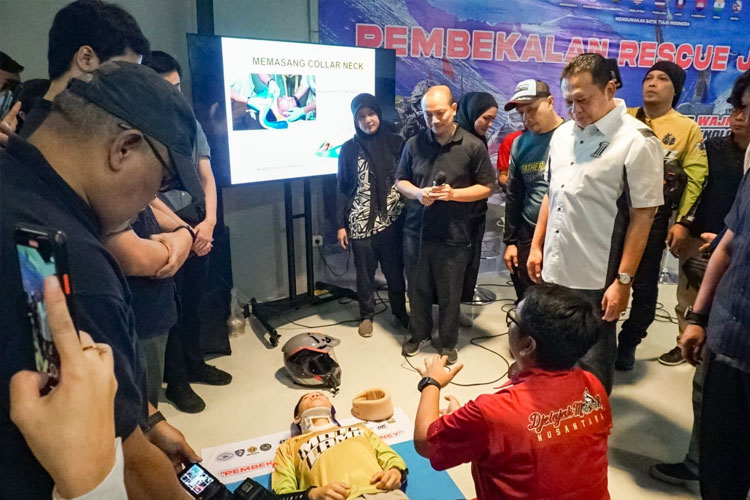 Ketua MPR RI sekaligus Ketua Umum Ikatan Motor Indonesia (IMI) Bambang Soesatyo melihat penanganan korban kecelakaan saat kegiatan Pembekalan Rescue Journey. (FOTO: dok IMI)