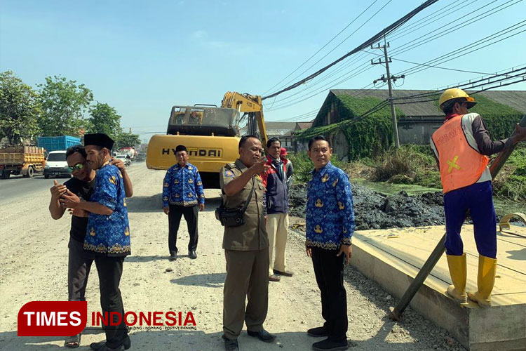 Camat Manyar Zainul Arifin saat meninjau proyek normalisasi sungai dan saluran air (FOTO: Akmal/TIMES Indonesia).