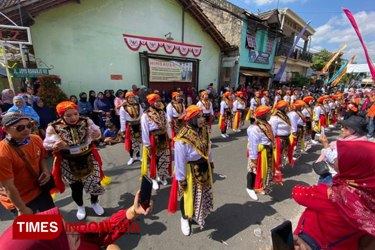 Suasana kegiatan parade gerak jalan kreatif di Festival Merjosarian sambut Tahun Baru Islam 1 Muhharam. (Foto: Rizky Kurniawan Pratama/TIMES Indonesia)
