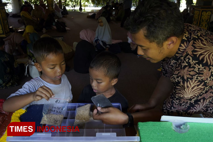 Anak-anak yang sedang berlibur dengan diberikan edukasi tentang batuan Geopark Ijen oleh Ir. Andy Yahya Al Hakim. (FOTO : Ijen Geopark For TIMES Indonesia)