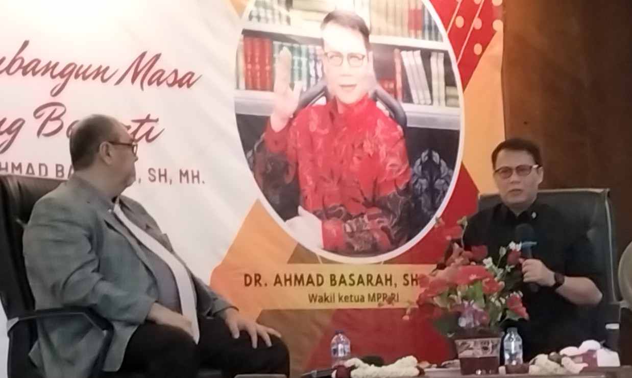 Drs Bunyamin PhD dan Dr Ahmad Basarah di hadapan mahasiswa penerima KIP Kuliah di Kampus ABM. (Foto: Adhitya Hendra/TIMES INDONESIA)