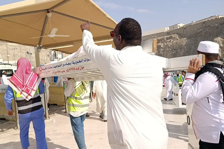 Petugas tampak membawa jenazah jemaah haji meninggal di Makkah untuk dikebumikan. (FOTO: MCH 2023) 