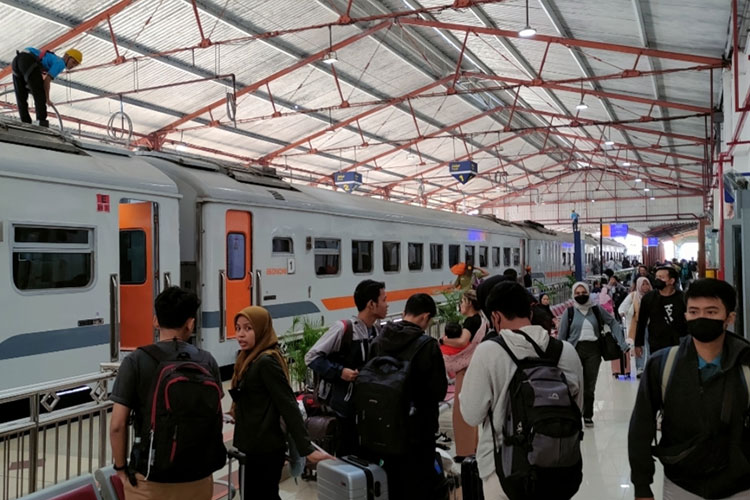 Suasana kedatangan Kereta Api Brantas relasi Pasar Senen-Blitar (Foto: Humas KAI Daop 7 Madiun)