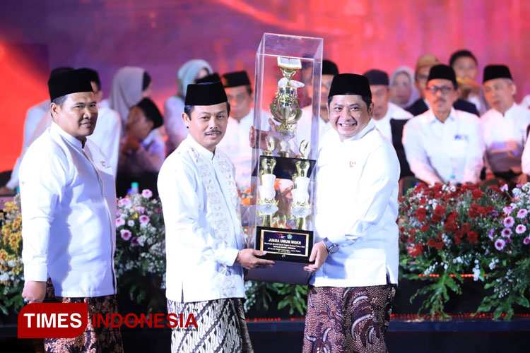 Penyerahan  piala kejuaraan MQKN 2023 yang didominasi santri asal Jateng. (FOTO: Kemenag for TIMES Indonesia) 