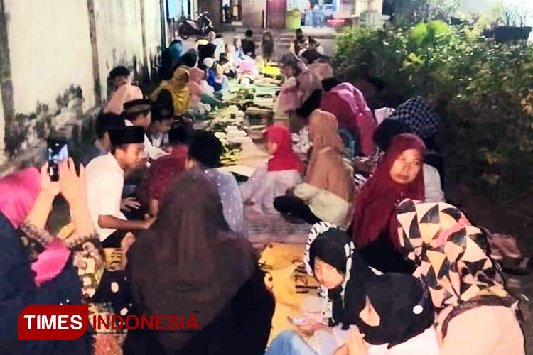 The local muslims community of Bendilwungu, Tulungagung, East Java, gathered for mass feast to celebrate Muharram. (Photo: Heru Uyen/TIMES Indonesia)