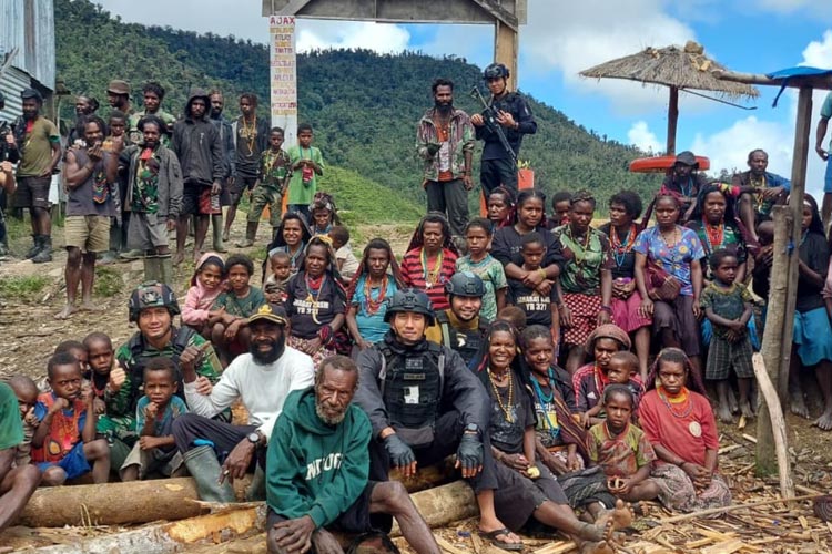 Satgas Yonif Para Raider 433/JS Bberi Pengobatan Massal di Yigi Papua