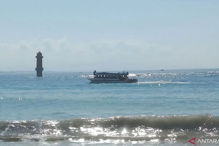 Kapal cepat berlayar di perairan Sanur, Denpasar, Bali, Minggu (18/6/2023). (Foto: ANTARA/Dewa Ketut Sudiarta Wiguna)
