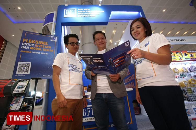 (kiri-kanan) Area Manager BFI Finance Surabaya, Machinery Product Manager Abi Gayuh Sopana, Machinery Product Head Amelia Tjahjadi saat Pameran Surabaya Printing Expo 2023 di Grand City Convex, Kamis (20/7/2023). (Foto: Lely Yuana/TIMES Indonesia)