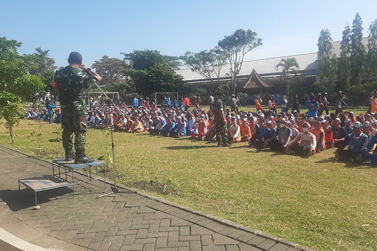 Babinsa Koramil Sukun Latih PBB Siswa Baru SMKN 11 Malang