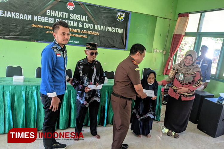 DPD KNPI Bersama Kejari Pacitan Rayakan Hari Adhyaksa di Panti Wredha