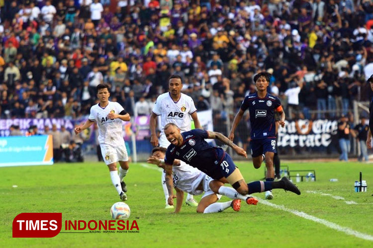 Striker Arema FC, Gustavo Almeida saat berebut bola dengan pemain Persik Kediri. (FOTO: Tria Adha/TIMES Indonesia)