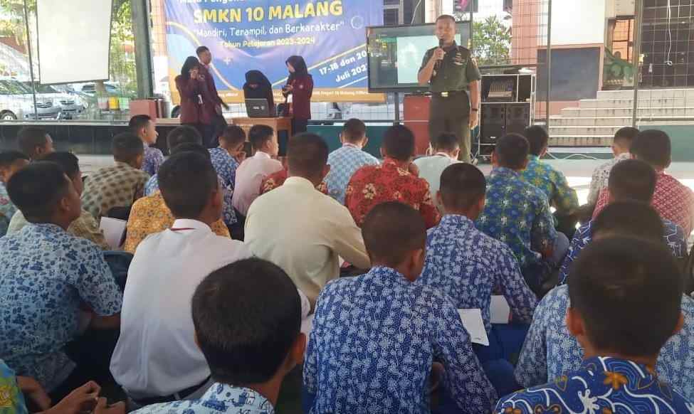 Danramil Isi MPLS di SMKN 10 Kota Malang, Siswa: Terima Kasih Pak Tentara