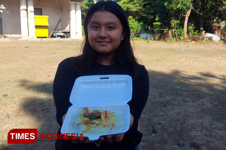 Farda, cucu dari Sulika menunjukkan jenang suro hasil buatannya. (FOTO: Rizky Putra Dinasti TIMES Indonesia)