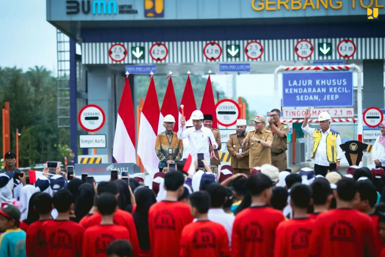 Presiden RI Jokowi didampingi Menteri PUPR RI Basuki Hadimuljono saat meresmikan Jalan Tol Bengkulu-Taba Penanjung di Kota Bengkulu, Kamis (20/7/2023).  (FOTO: Biro Komunikasi Publik Kementerian PUPR RI)