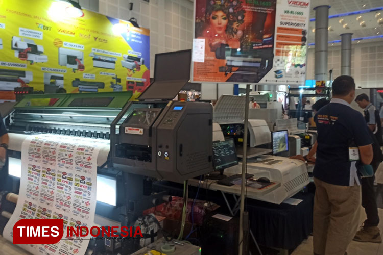 Surabaya Printing Expo 2023 di Grand City Surabaya menampilkan peralatan percetakan terkini dengan berbagai pilihan fungsi, Kamis (20/7/2023).(Foto : Lely Yuana/TIMES Indonesia) 