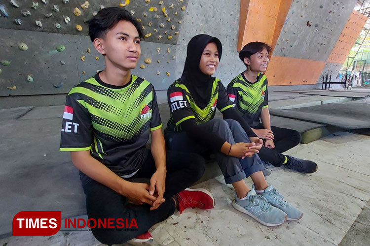 Cinta (tengah) bersama dua atlet lainnya yang akan berangkat Kejurnas Jambi (Foto: Rizky Putra Dinasti TIMES Indonesia)