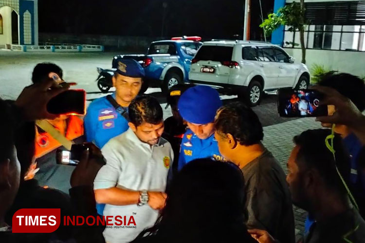 Tim Bazarnas berkoordinasi dengan KSOP, BPBD dan Satpolairud Polres Situbondo di Pelabuhan Panarukan soal tenggelamnya PMP Potre Koneng di Selat Madura. (Foto: BPBD Situbondo for TIMES Indonesia)