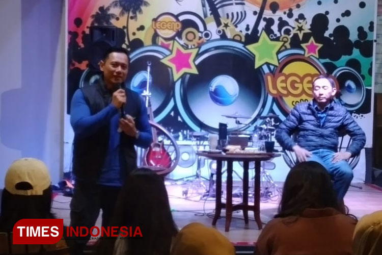 Ketua Umum Partai Demokrat Agus Harimurti Yudhoyono (AHY) saat berdialog dengan milenial di Yogyakarta (Foto: Edi S /TIMES Indonesia)